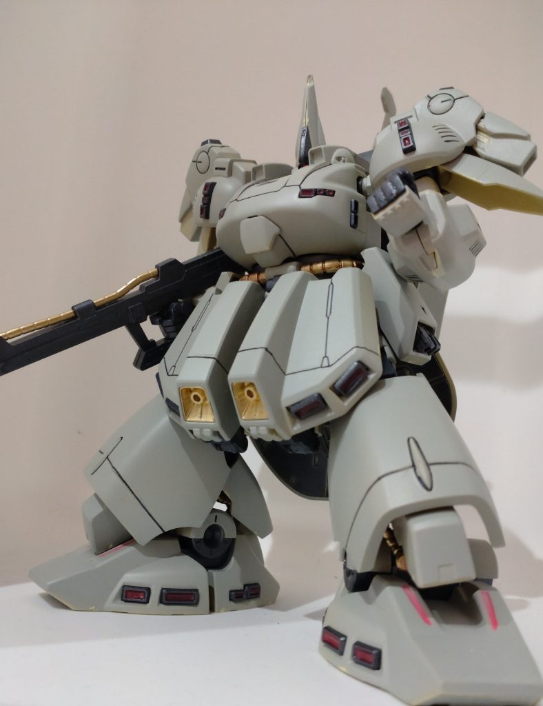 汚し前をパシャこのままでも良かったのですが塗り残しが気になったので思い切って汚しを決行!ガンプラは楽しさ無限大つや消しが続いたので次はピカピカ塗装に挑戦してみようかな