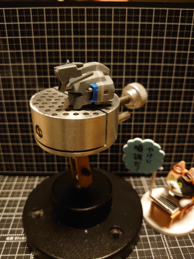 頭部は前後に1.6ミリ延長、顎部分もプラ板で作り直しました