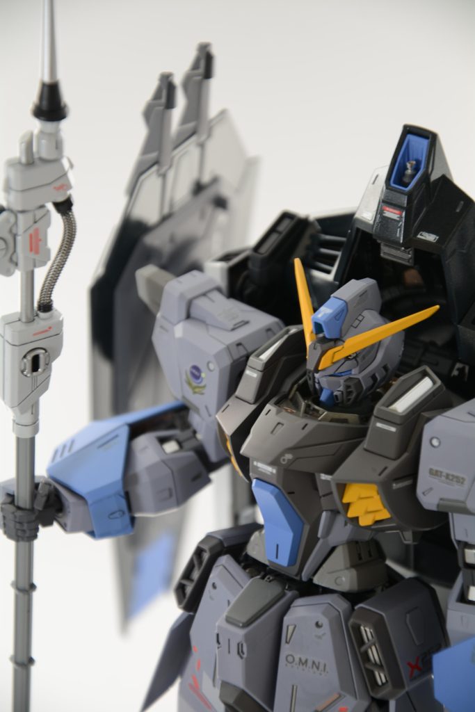 ■見下ろしビュー大型武装のニーズヘグ(大鎌)とエクツァーン(レールガン)は、光沢のホワイトパールを基調として、全体的に重々しいカラーリングに対してのアクセントにしてみました