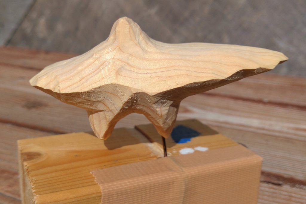 作成途中のアクシズ。ご覧の通り、木彫りでの作成です。