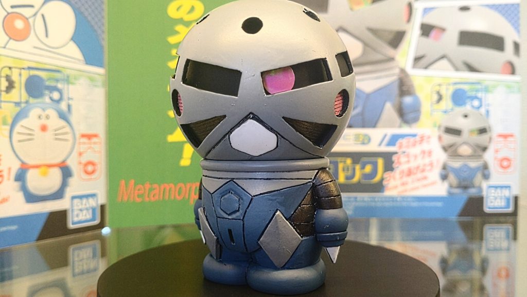 正面。コックピットハッチが前歯(?)っぽい。