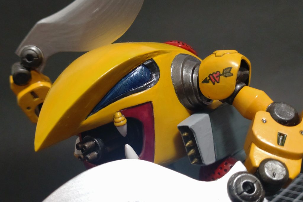 デミトリーのパーソナルマークは手描き。側部のミサイル(対艦徹甲弾)は真鍮釘で再現しました。メタルパーツは質感がよいですね。