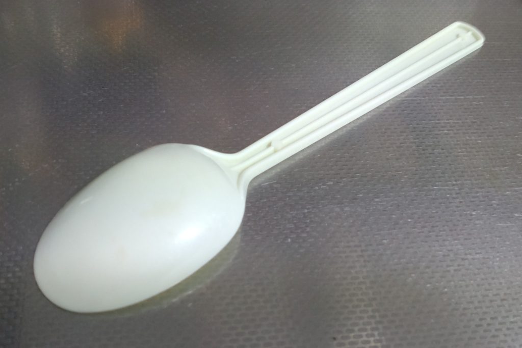 リーゼントの「もと」。そこらへんのコンビニのスプーンのサイズと丸みがイメージとジャストフィットしたので使ってみました。