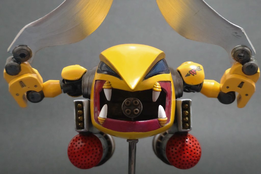 正面。「口」の両端を上げてあるので、かなり「ニッコリ」しています。前歯はガトリングに干渉するのでオミットしました。