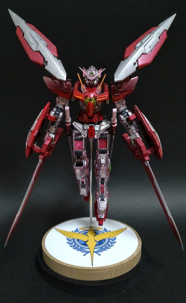 エクシアのトランザムはやはりこのポーズが1番好きですね。クリアverをメインで組んで、トランザム時の機体の透け感みたいなのを表現したかったのですが、いかがでしょうか?またシンメトリーなデザインを目指して、後のダブルオーに続くイメージを持たせました。台座もオリジナルです。