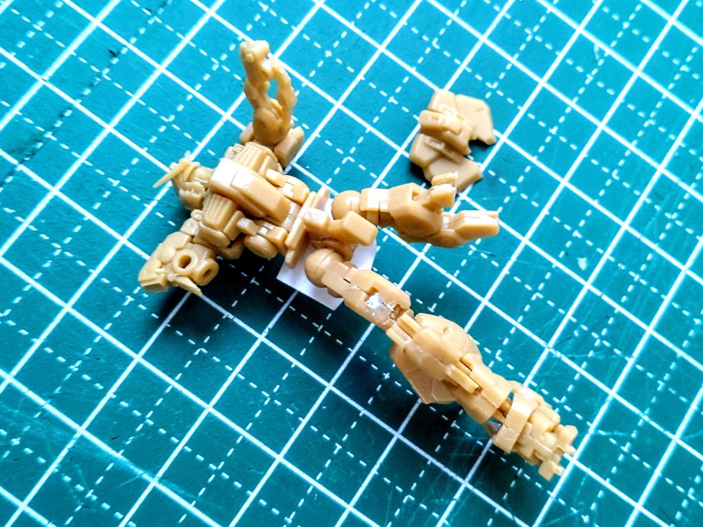 腰アーマー後部を作成中に紛失!汗急遽、プラ版でそれっぽいのを新造しました。笑