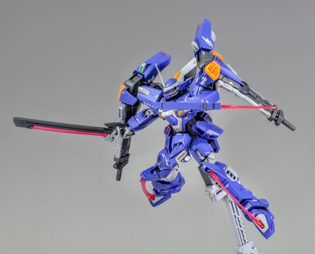 グリフォンビームブレイドやシャイニングエッジビームブーメランも装備しておりインジャの格闘性能をそのまま引き継いでいる設定です。