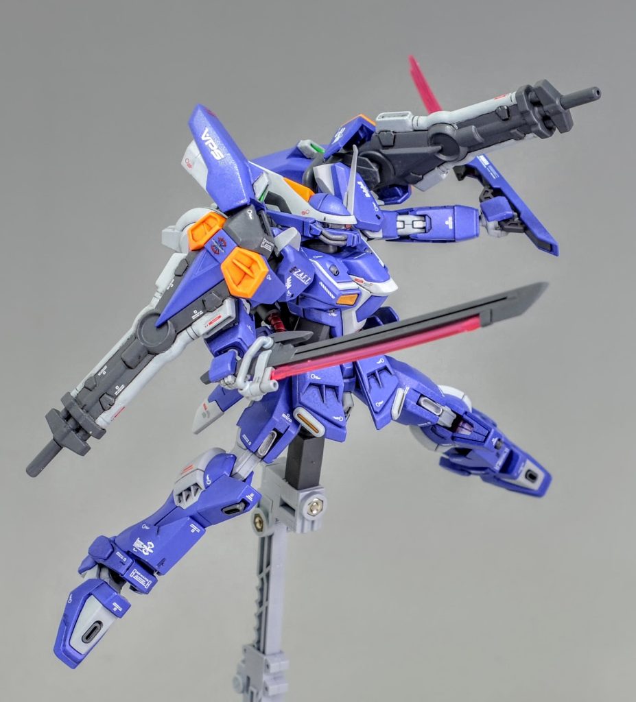 アクションポーズなど両肩部のキャノンは改良型のバックパックの装備により弱点を克服しているので威力、射撃回数共に大幅に強化されている設定です。