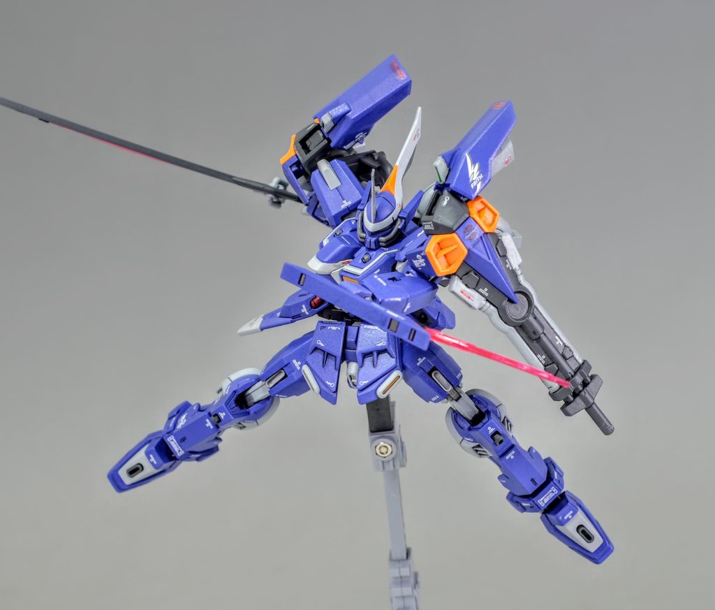 ブーメランは右のサイドアーマーに装備しており投擲のみならずサーベルとしての仕様も可能。