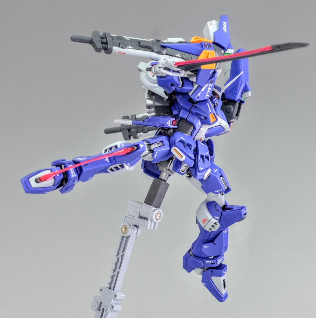 グリフォンによる足技も健在。