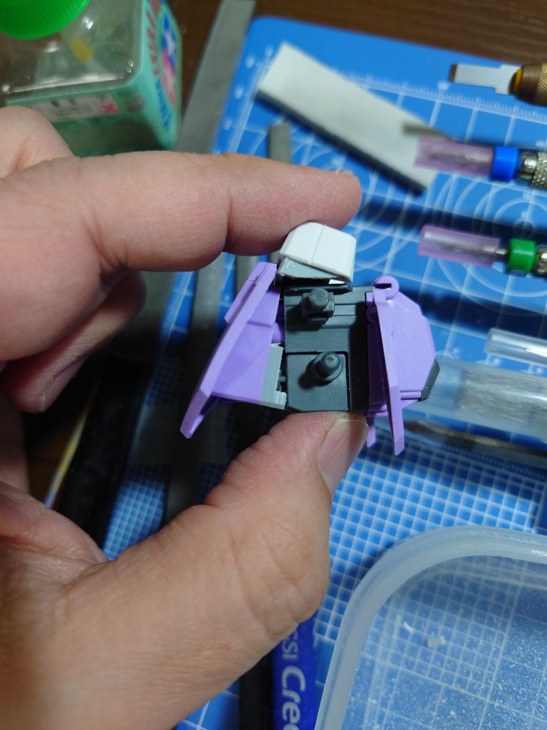 腰とリアスカートにスペーサーを追加して動きのあるポーズを取れるように。