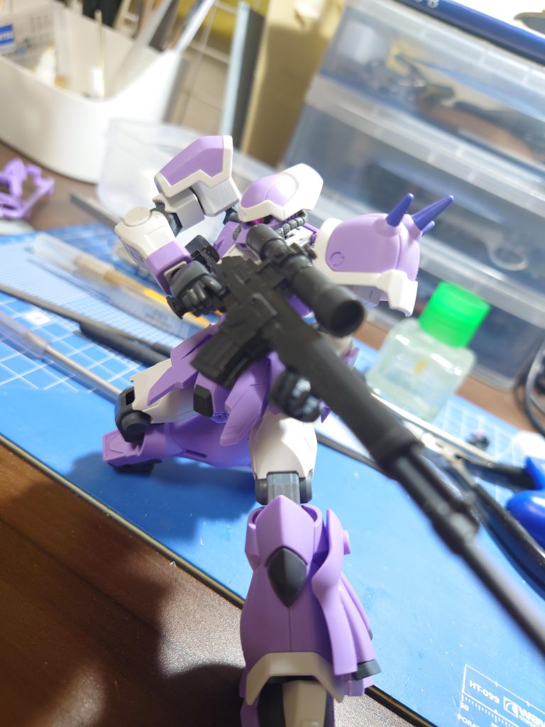 スコープをギリギリ覗けるようライフルを削りました。