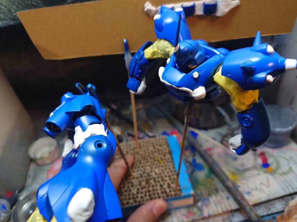 最初ブルーベタ塗り塗装してたんだけど、なんか物足りなくって、宇宙迷彩を思いつきました。関節やバーニア部分はマスキングして、