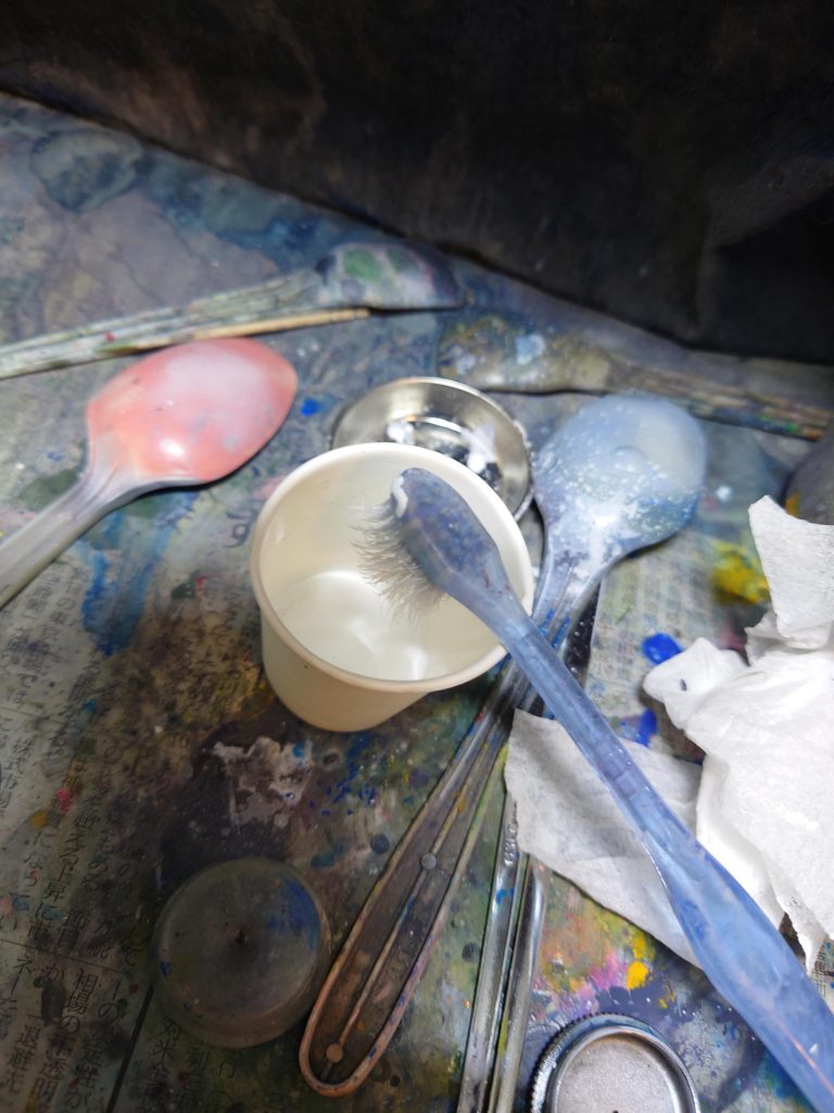 紙コップにホワイト塗料をシャバシャバにしたものを、歯ブラシで紙コップの縁を使って吹き飛ばす方法でスパッタリングかけます