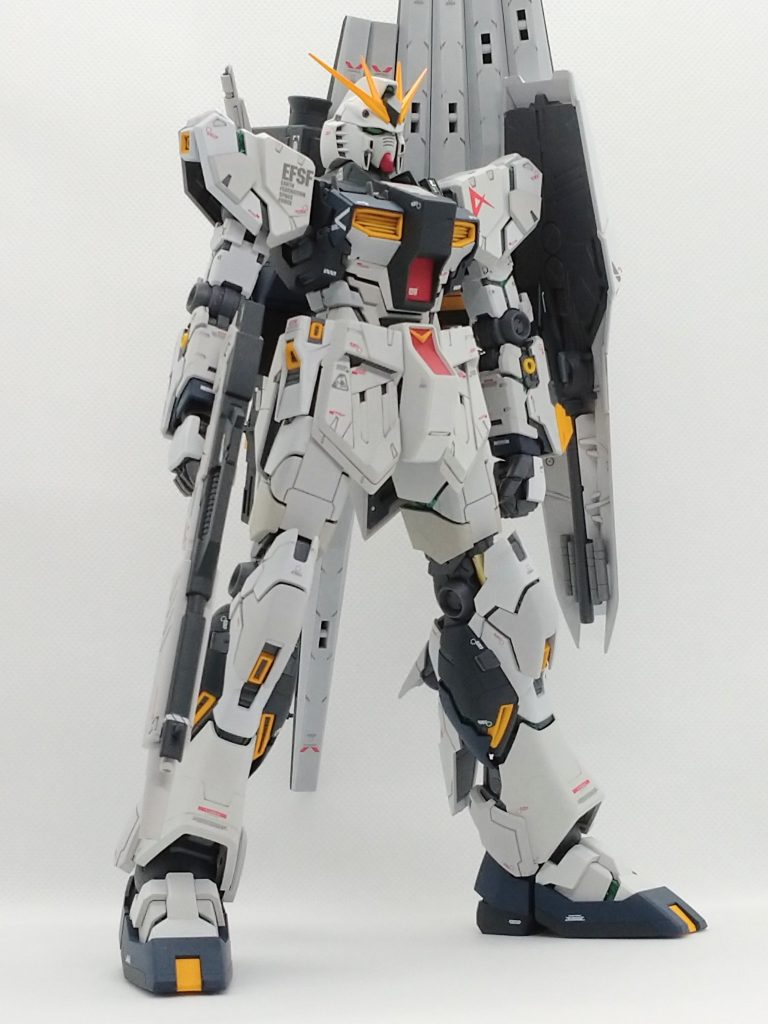 ひさしの形状はあおりやサイドは格好良く見えるんですが、正面からだと目が見えにくくなったのが反省点です。元の突起含めてもう少し控え目になるよう削れば良かったですね。