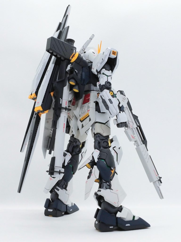 これだけ大型の機体でも片持ちファンネルはバランス悪いですね。撮影中何度もひっくり返りました。