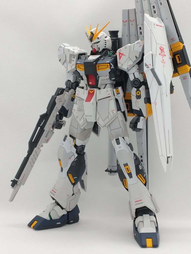 フレームは無塗装で白をホワイト&グレー4色程で塗り分けて、紺はタミヤ&クレオスのネービーブルーです。デカール貼り後水性プレミアムトップコートつや消し吹きました。