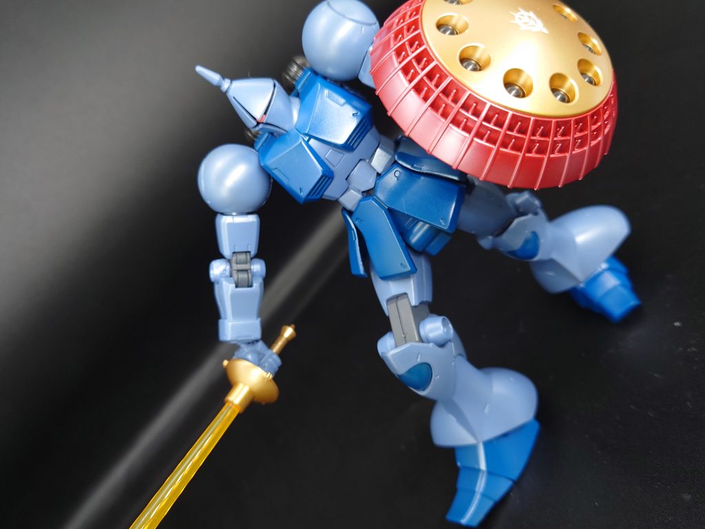 今回ガンプラでは、初めてパール塗装してみました！通常色を塗装したあとに、パールホワイトで重ね塗りしてみましたが、塗装面がキラキラして良い仕上がりになりました。高貴な　マ・クベ専用のギャンという機体はパール塗装がとてもよくお似合いです（笑）