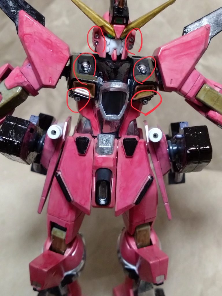 機関砲頭部や腹部に内蔵された8門もある機関砲。そういえば、ジャスティスや∞ジャスティスもアニメでは使ったシーンが無いですね。