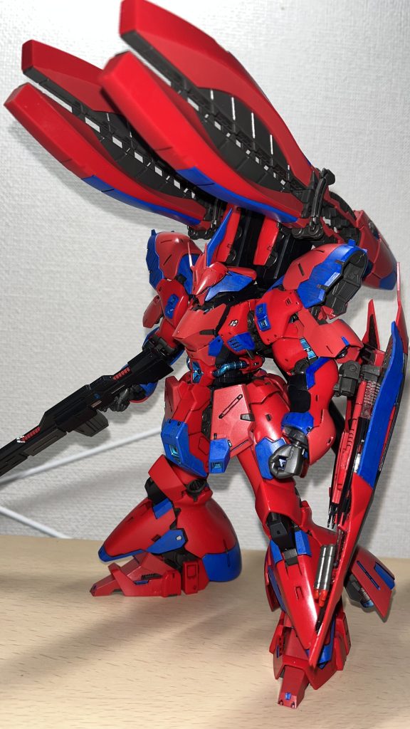 ガンマカブルーで気が向いたところを着色。イエローだった所はメタブルーにしました。墨入れ、艶ありスプレーで仕上げ。マーキングシールは貼ってません。他の1/144と並べた時の違和感軽減を重視w