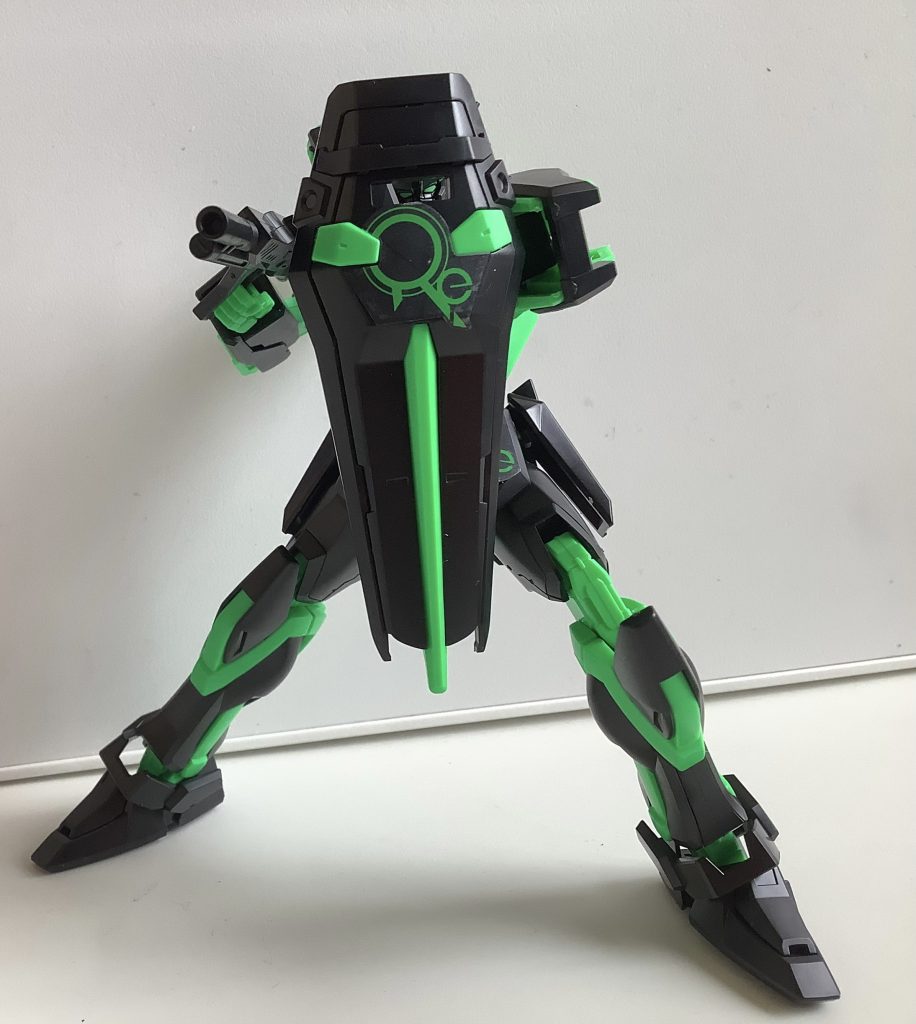 シールドの隙間からｺﾝﾆﾁﾊさせた写真です。かっこいい…これMGで出しません？って言おうとしたけどこんなのが確か出てたような…イベント機体じゃなきゃ買おっかな〜なんて思ってます。