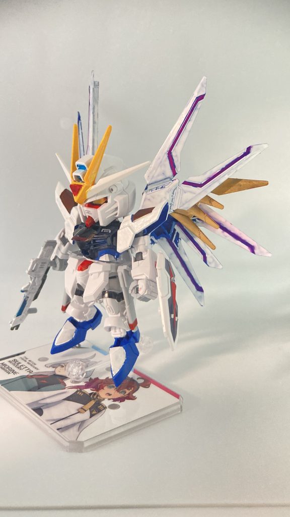 翼展開。隙間から見えるゴールドが派手さを出してていいですね。