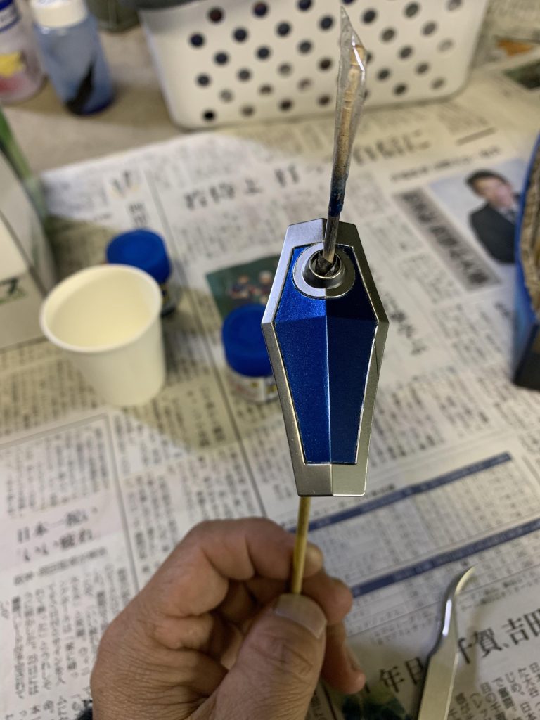 失敗したシールド塗装。マスキングでデザインナイフを滑らせてざっくり切りました😭修正しないで塗装続行。デカールで隠す事にしました😅