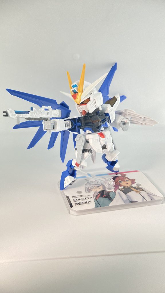 ビームライフル。さすがに素キットのままだとSEED撃ちのようなポージングは厳しいです。立ち姿はバッチリ決まるんですけどね。