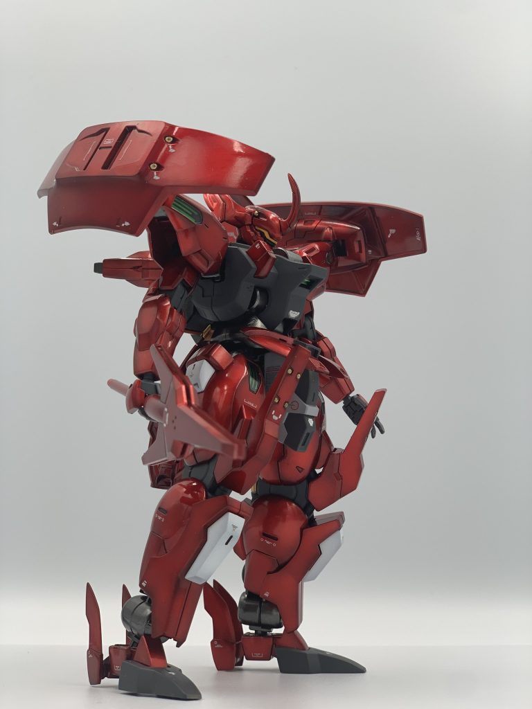 ホワイトパーツの一部を赤か黒系に変更。どっしりした印象を目指しました♪