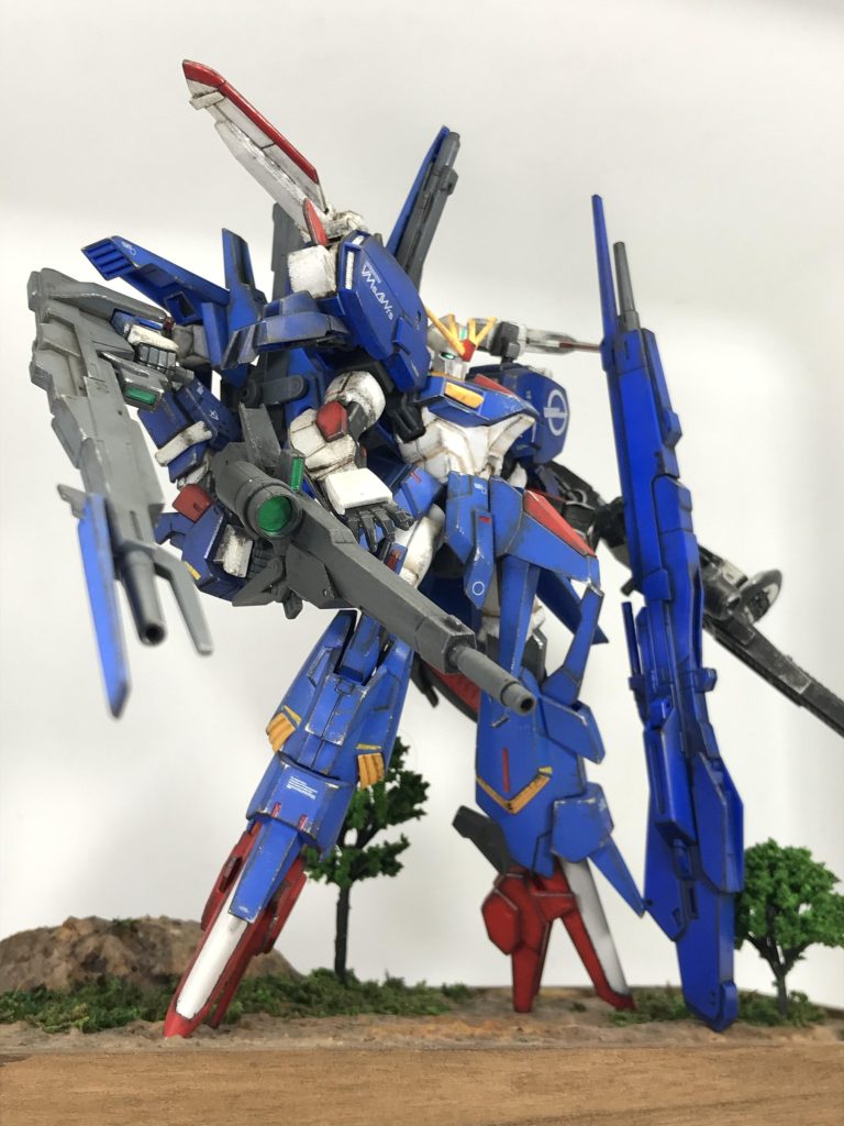 記念に簡易ジオラマベースでも記念撮影これで自立可能なのがスゲぇ…絶妙なバランスこれぞタママ勃ちを極めた者が成せる技?🤔