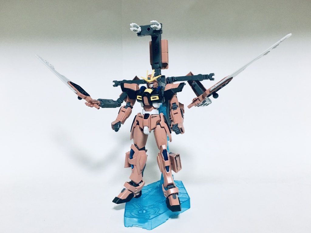 アサルト形態の正面です。全身を武器として使用する形態になります。飛べなくなりますが、両手、両脚に加え、背面の隠し腕を利用してフライト形態では見られないような連続攻撃が可能になります。