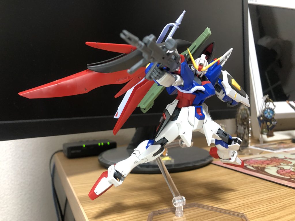 ライフルを構えて。稼働も不自由なく、ポージングを考えてブンドドするのも楽しいですね。