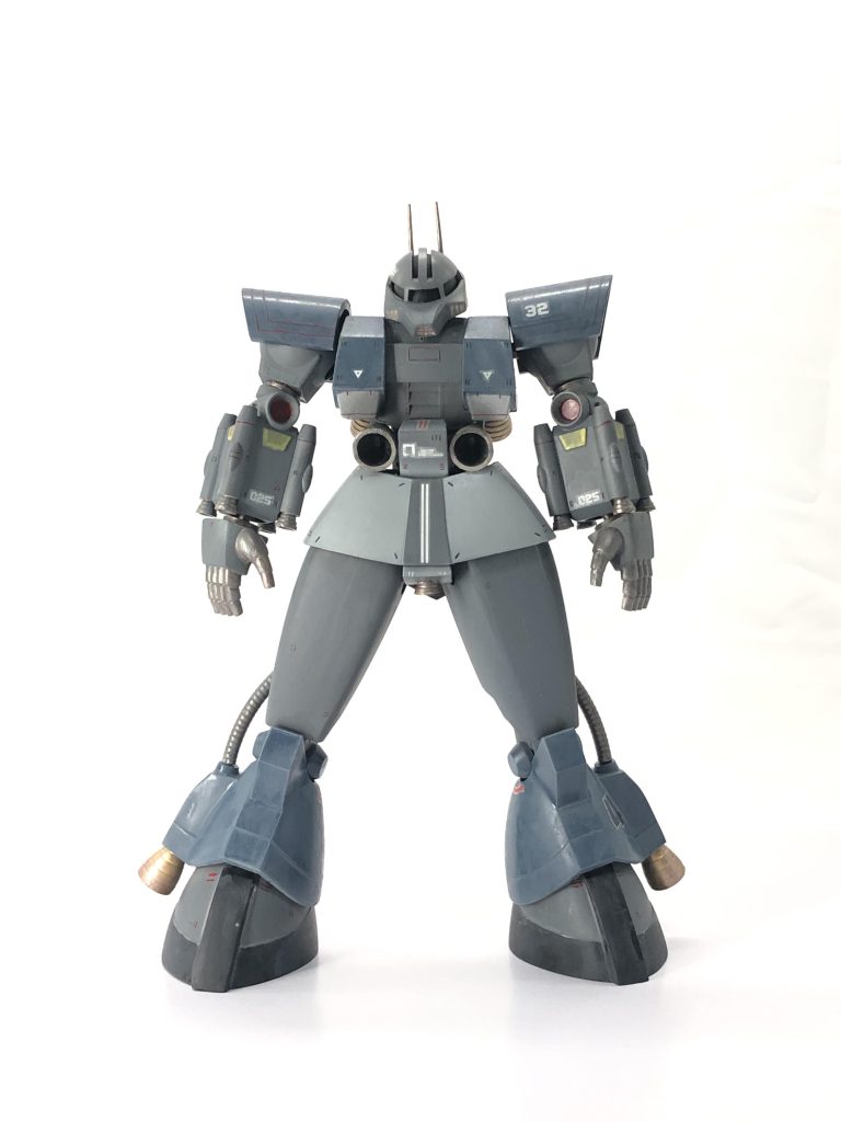 サイコミュ試験型ザク型式番号MS-06Z「Z」の形式番号が示す通り、MS-06としてはもはや極まった感があり、この機の発展形には「MSN-01」という新たな形式名が与えられている。