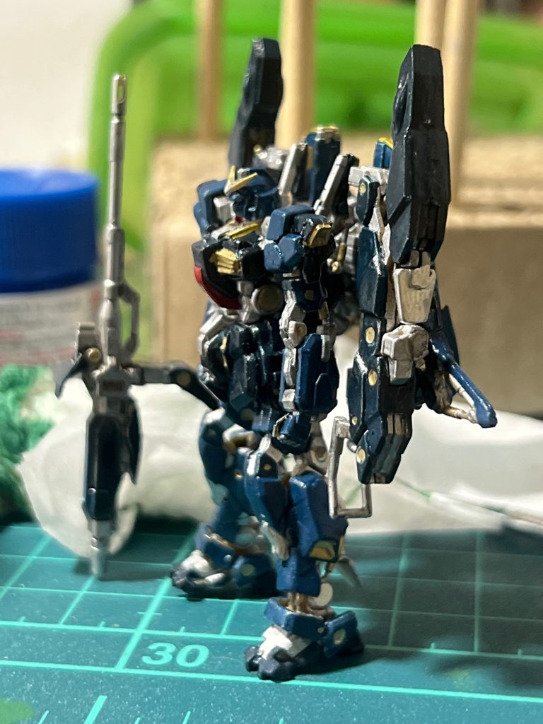 組み立ての難しさも特筆すべきかな。指に力が入りすぎるとパーツが折れてしまいそうで怖かったです。合わせ目もモロに出てしまうところも、パーツ分割の限界があるので仕方がないですよね。