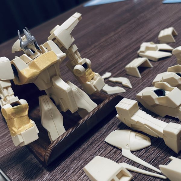 バンダイB-CLUBの1/144 百式改を作成します。珍しいキットで、何度も作る機会はないと思いますので、キットの持ち味を極力活かすように作ろうと思っています。（2枚目）