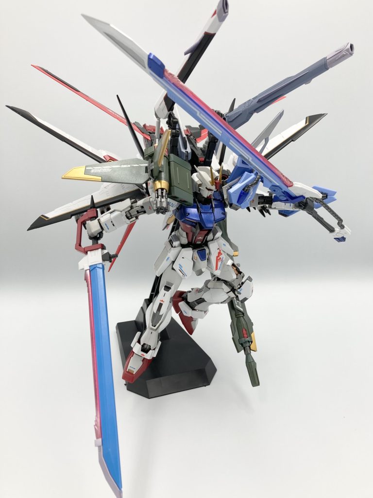 マキシマムパーフェクトストライクガンダムこれがやりたかったんですよ！オオトリの後ろにエールストライカーは普通に付けれるんですねこれはバンダイさんの配慮なのかなでもオオトリのレールガンやらなんやらは無理やり上につけてますてなわけで今日はマキシマムパーフェクトで終わりますありがとうございました😊