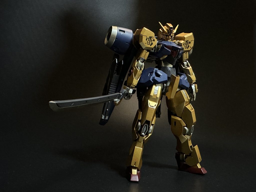 以下、オリジナル設定↓沢山のガンプラビルダーとの出会いを通して、成長したソルティーが新たに制作した百式。ガンヴォルヴァをベースに、百式改を意識したシルエットになっている。コンセプトは「雷属性」。武装はレールガンと、高電圧を帯びた「雷轟刀」。サブ兵装にガトリング二基を装備。貯蔵した電気をバックパックから全身に流すことで、稲妻のような機動力を得る。機体各部には高電圧に耐えうる特殊なコーティングがされており、電圧が一定値を上回ると青く発光する。この機能はスタービルドストライクの「RGシステム」を参考にしている。天命百式、月光百式のバックパックと換装可能。