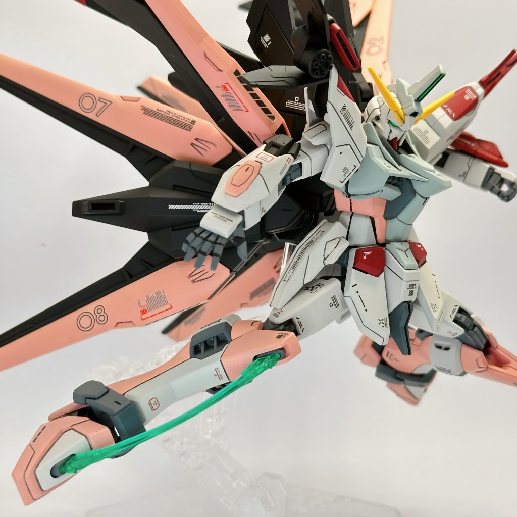 脚と頭をインジャにしたので、付属のグリーンのクリアパーツもバッチリ活かせます😆いやぁ改めてインジャの顔はカッコいいですね！スリット有りの王道顔も良いですが、Zのようなスリット無しの面長も良い…