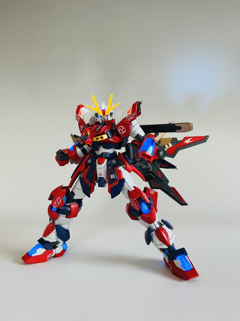 構え神バーニングのクリアパーツ、光らなかったんで実はカミキバーニングガンダムの物を使ってます。ここだけグレードダウン?