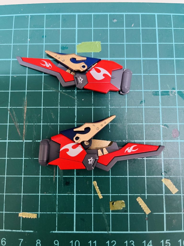 ウイングバーニングを一部切り離し、可動式に改造しました。モールドに沿って0.2mmのタガネで地道にほりほりしました×4。気が狂いそうで狂わない。意外と平気でした✌︎('ω')✌︎