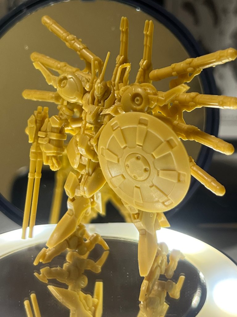 P.S.トールギスもやってますが息抜きにパラスアテネ仮組みしてみました。パーツがうまくはまらず、パーツ飛ばすこと3回😅その度ゴミを片付けてたら、机の下はとても綺麗になりました✌️