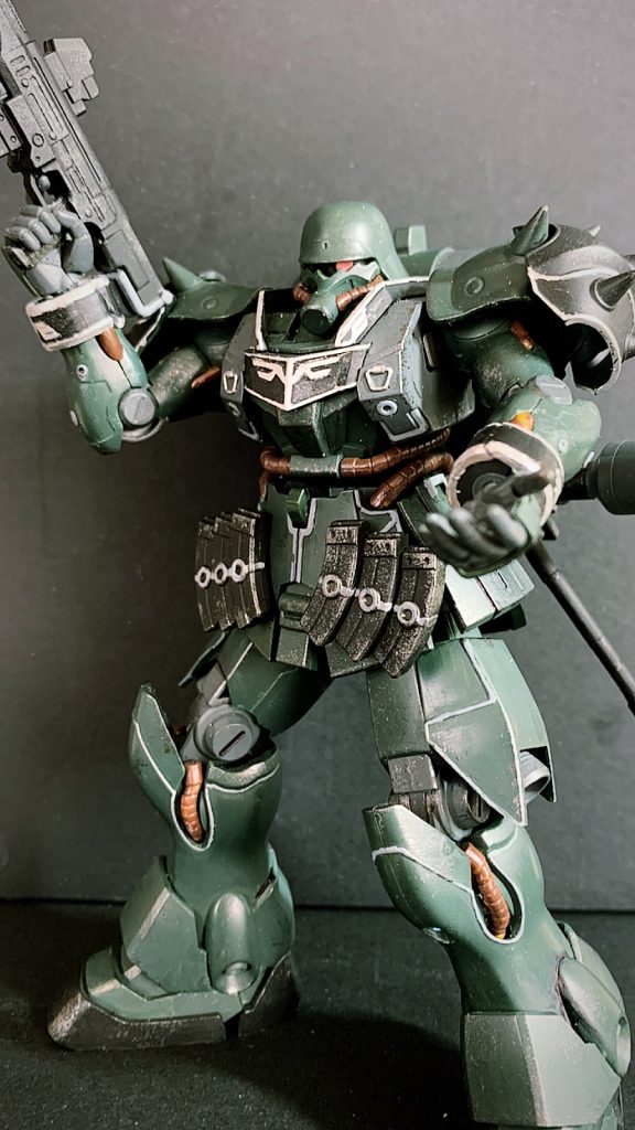 襟や袖はガンダムマーカーシルバーでテカテカにしました。