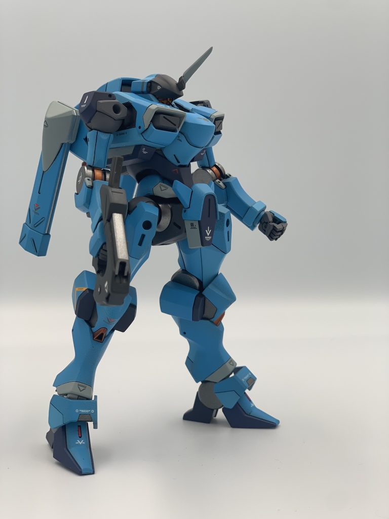 ダクト付近中心に控えめにスジボリと塗り分けで仕上げてみました。ブルー系でリーダー機をイメージ。