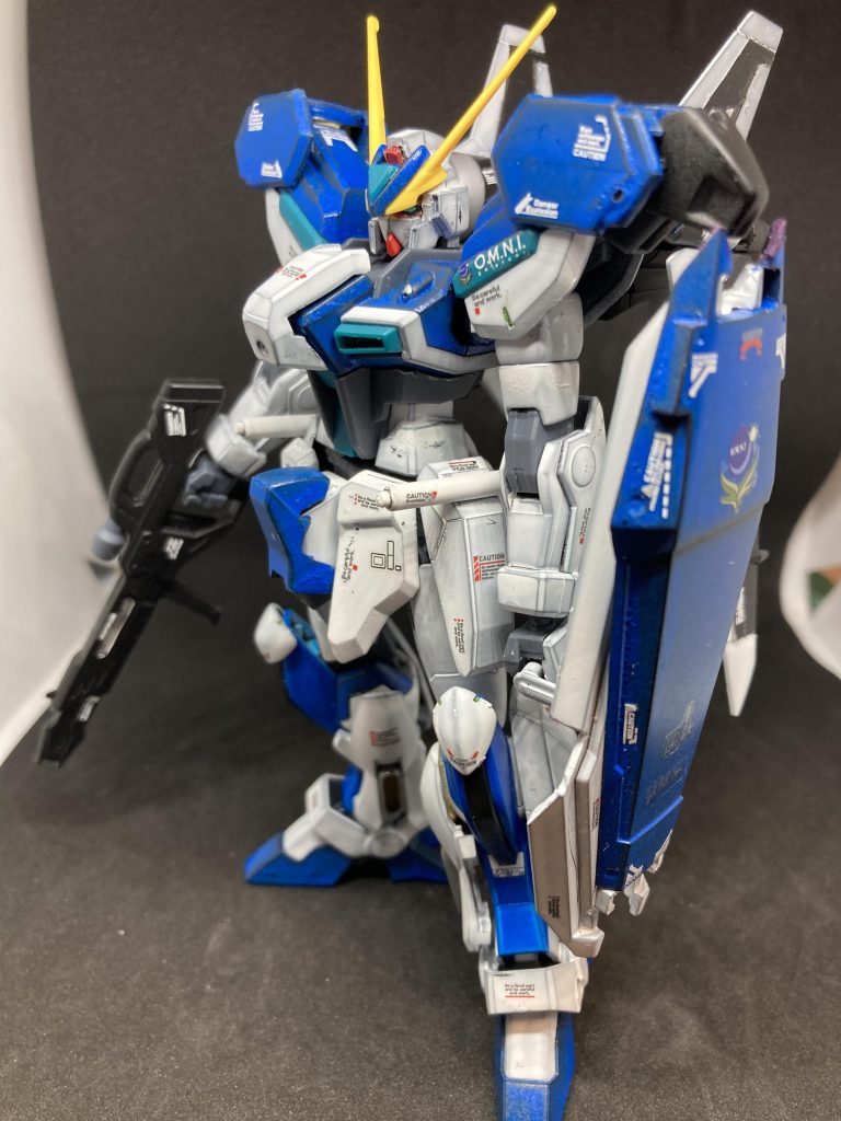 シールドは既存のものではなく、あえて違う形のものを持たせました。