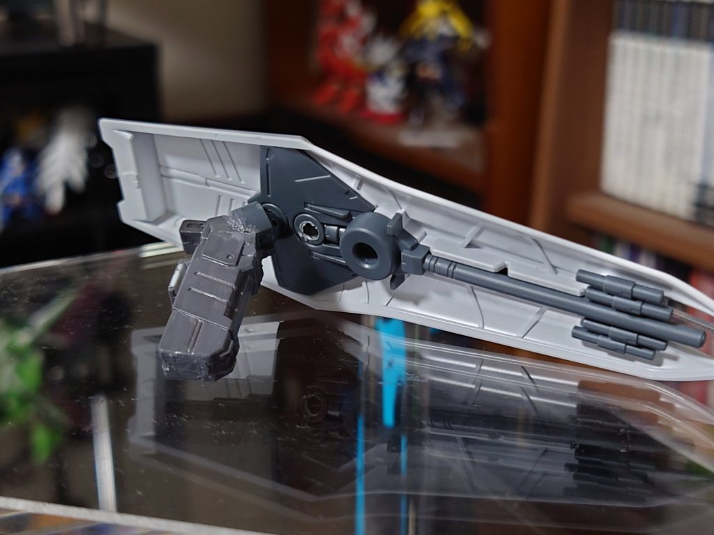 バトルアームアームズのνガンダム対応のマルチマウントぶった切って、ボールジョイント埋め込んでシールドに刺してるこれでバックパックにシールドマウントさせてる