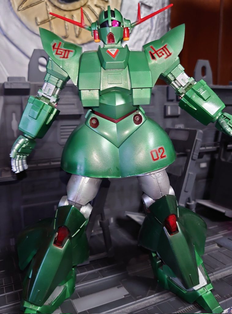 サザビーは大型MSで足が長いので太腿を半分くらいカット