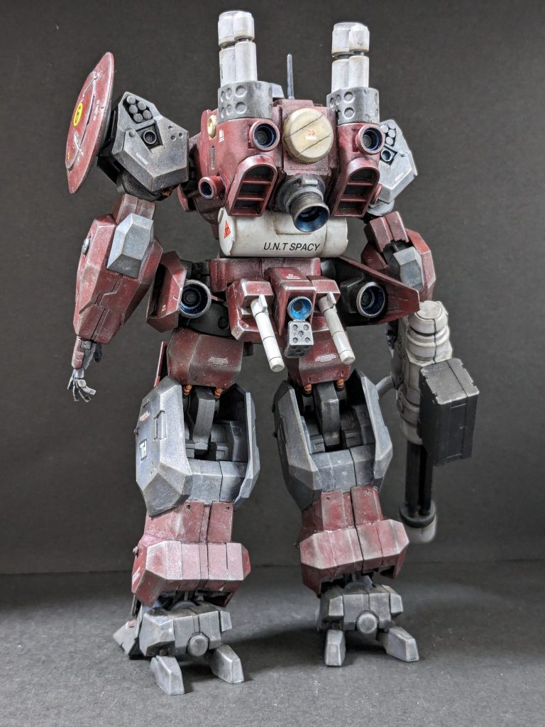 【背面】バーニアは盛りましたのでマッシブながらそれなりに動けるかと。リアスカートにビームサーベルもマウント。