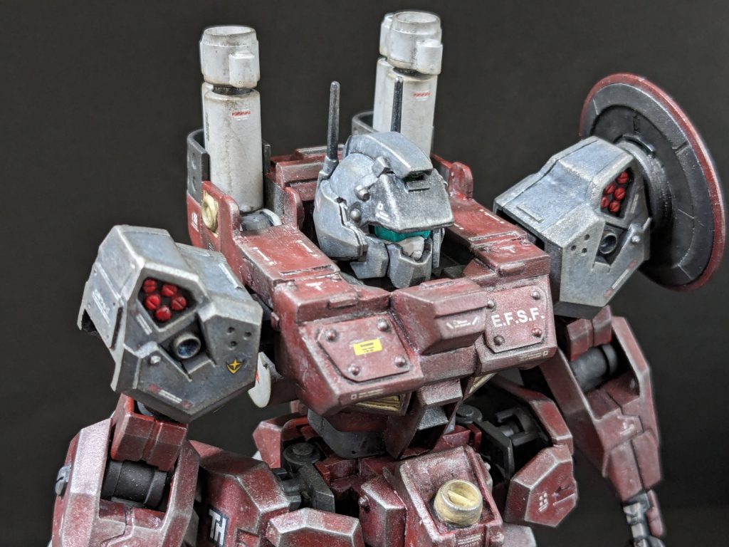 【上半身】頭部はルブリスウルをベースにバイザー化。肩にマイクロミサイルも装備。