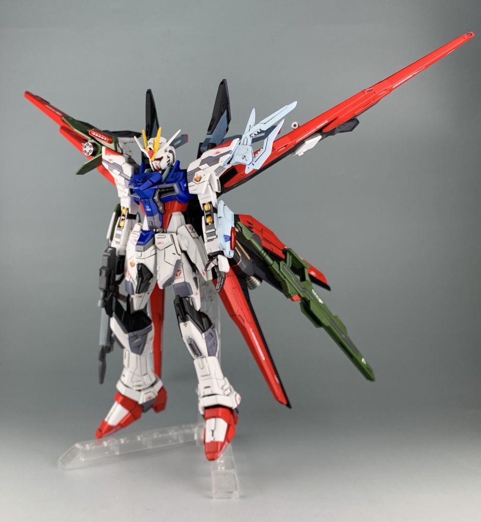 全身にプラ板やスジボリを追加してディテールアップをしています。