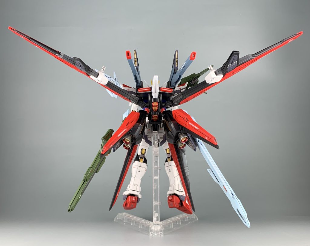 バックパックのスラスターはおわん型のバーニアに変更しています。